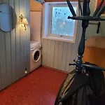 Fargerik Retro Enebolig,parkering Pa Stedet! Apartman