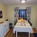 Fargerik Retro Enebolig,parkering Pa Stedet! Apartman