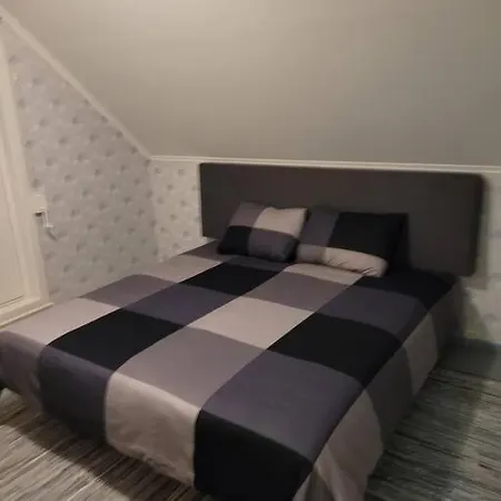 Apartment Fargerik Retro Enebolig,parkering Pa Stedet!