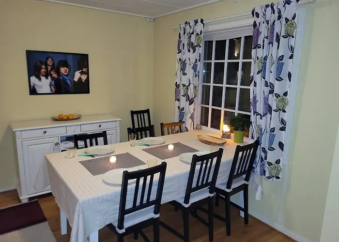 Fargerik Retro Enebolig,parkering Pa Stedet! *