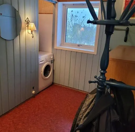 Fargerik Retro Enebolig,parkering Pa Stedet! Apartman