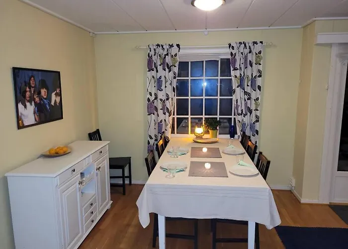 Fargerik Retro Enebolig,parkering Pa Stedet! Apartament