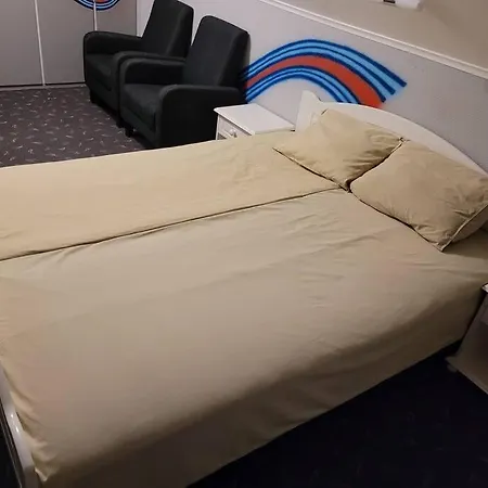 Fargerik Retro Enebolig,parkering Pa Stedet! *